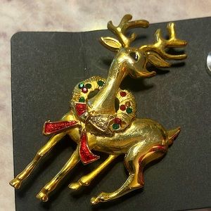Christmas Pin in Excellent PreOwned Condition Sparkles